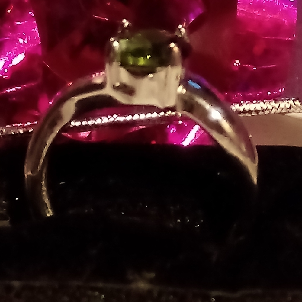 Beautiful  peridot silver ring - Picture 2 of 3